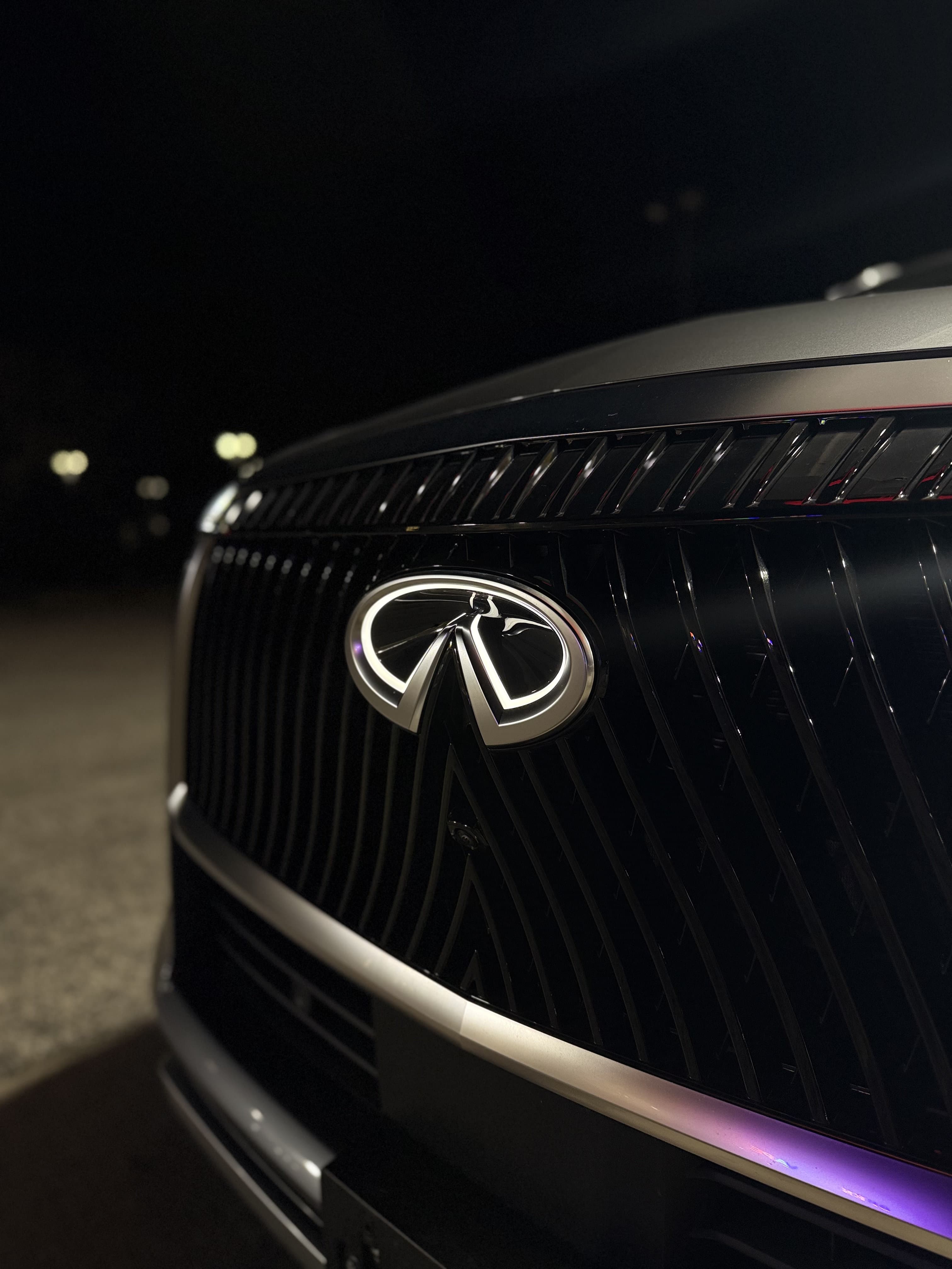 Infiniti QX80 - Thumbnail 3