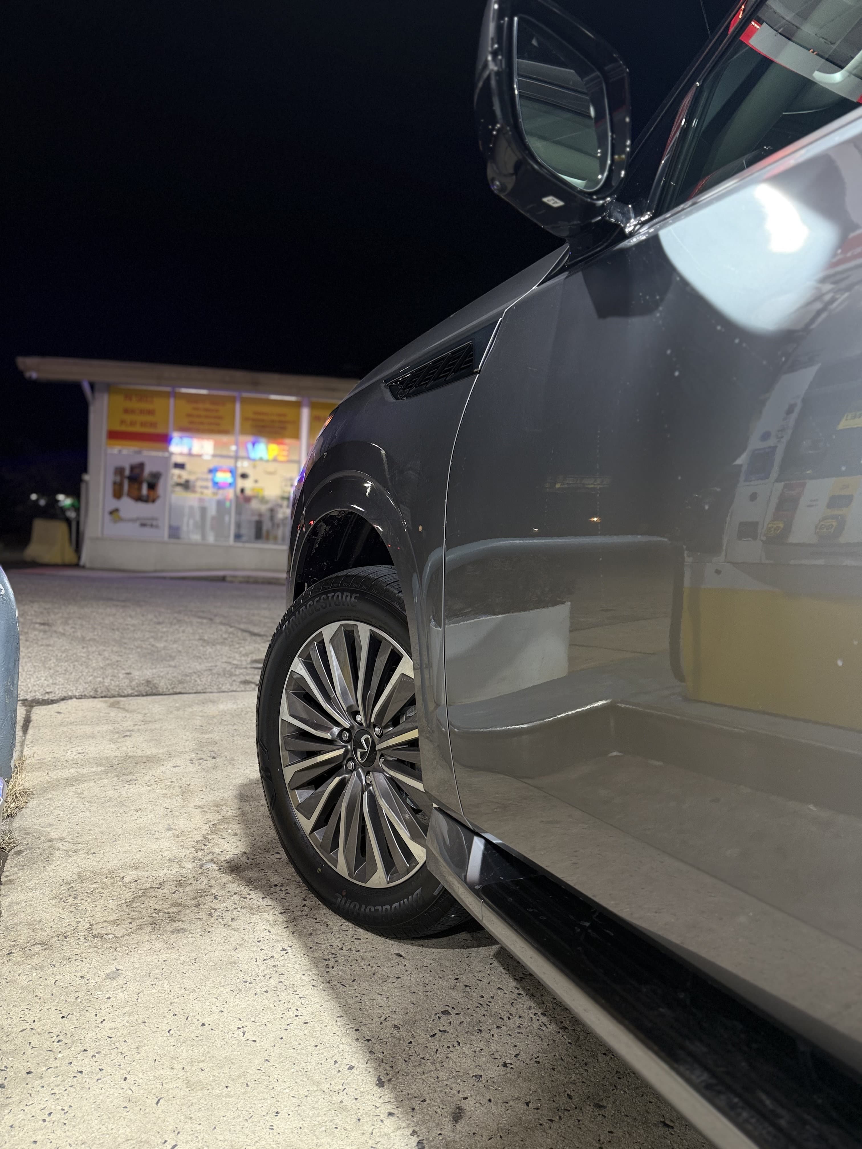 Infiniti QX80 - Thumbnail 4
