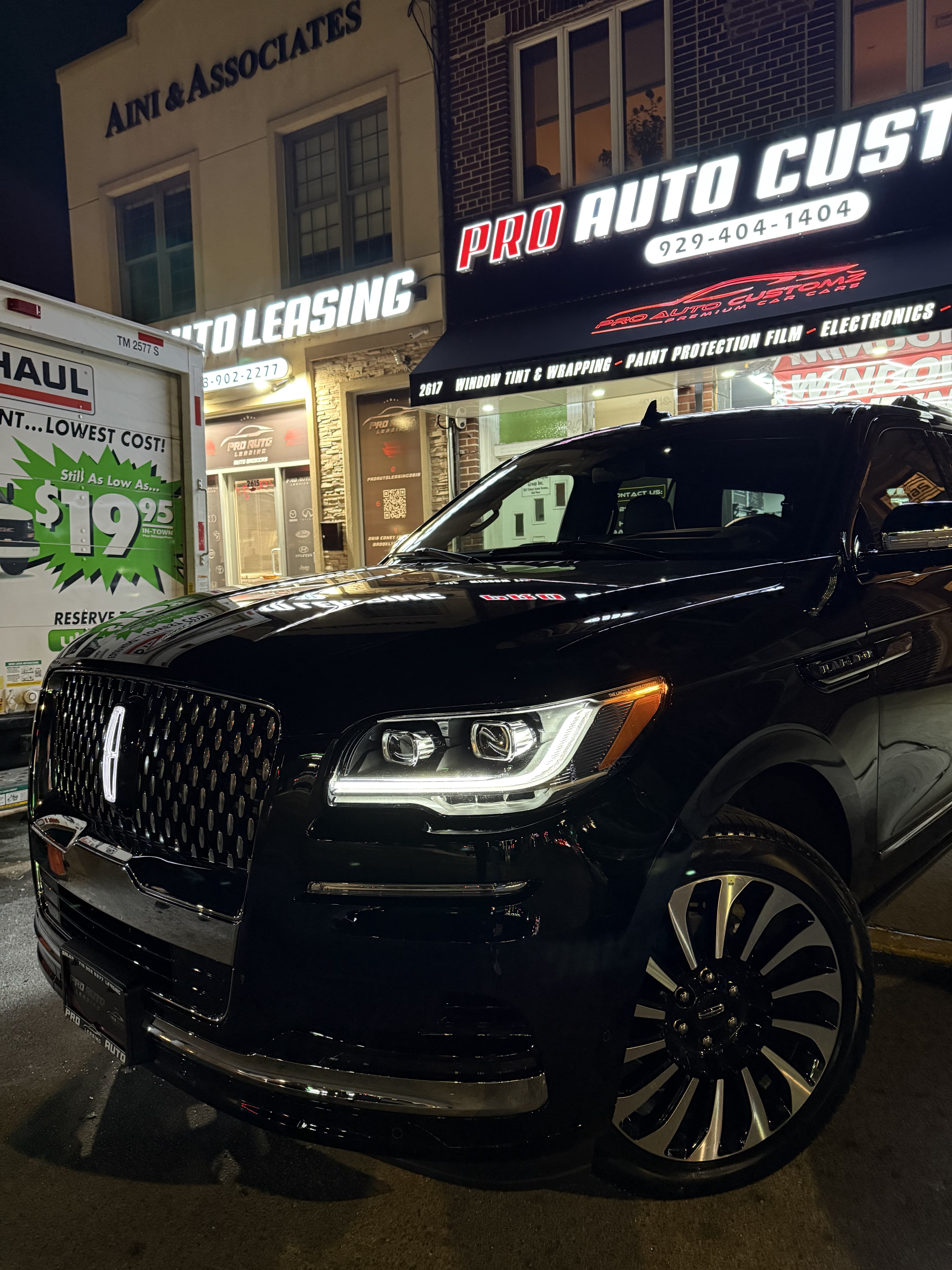 Lincoln Navigator - View 1