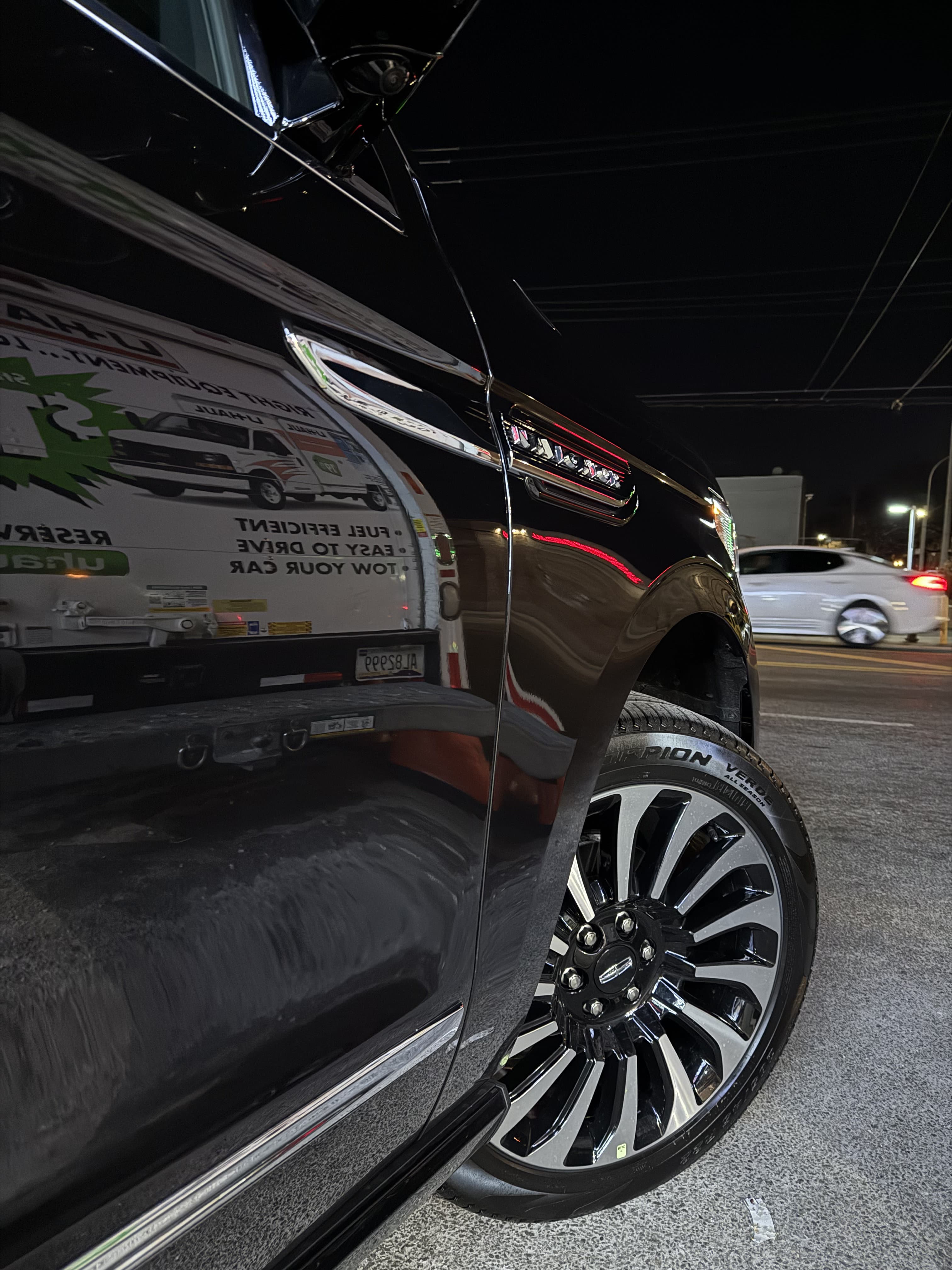 Lincoln Navigator - Thumbnail 2