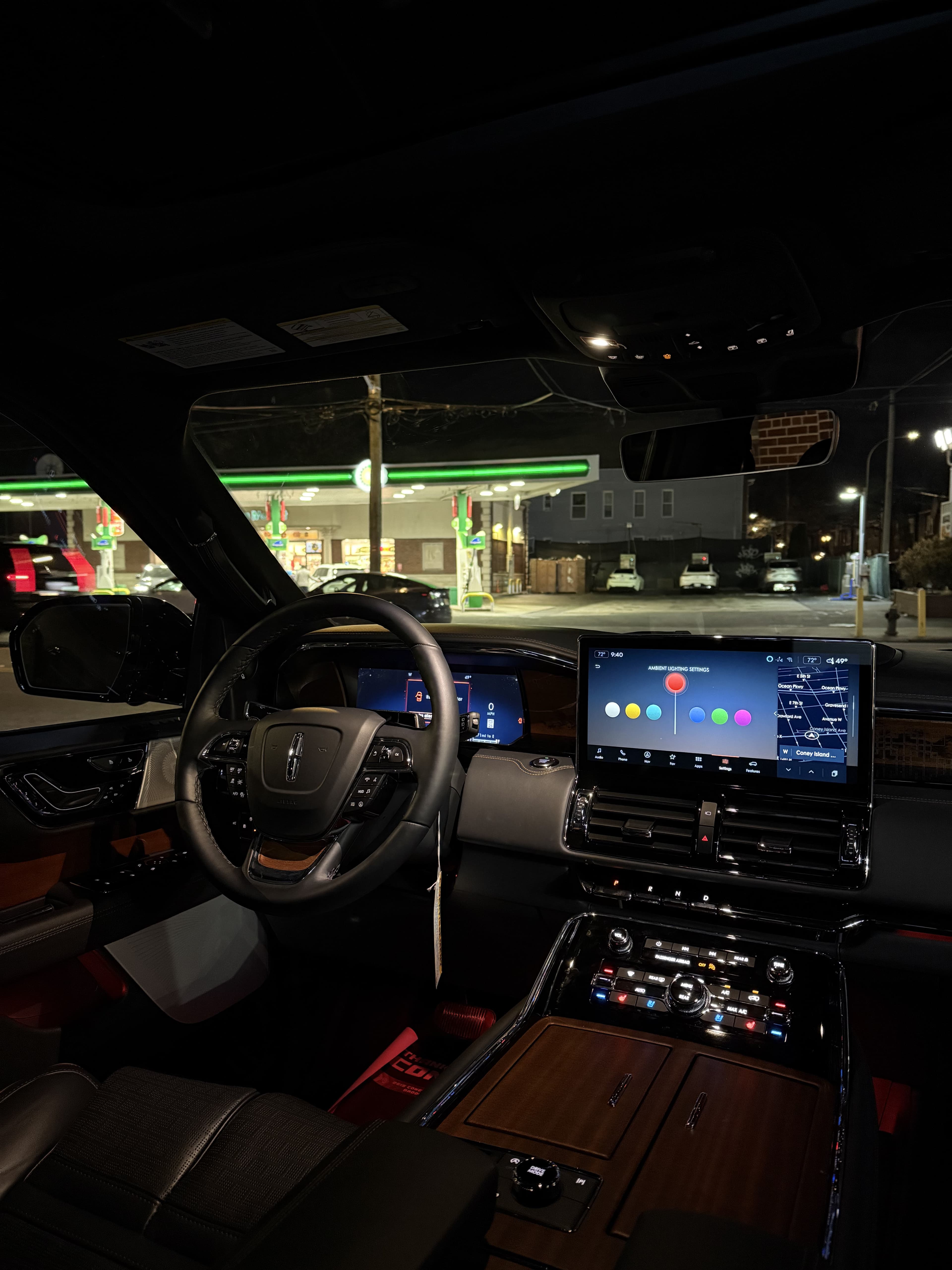 Lincoln Navigator - Thumbnail 3