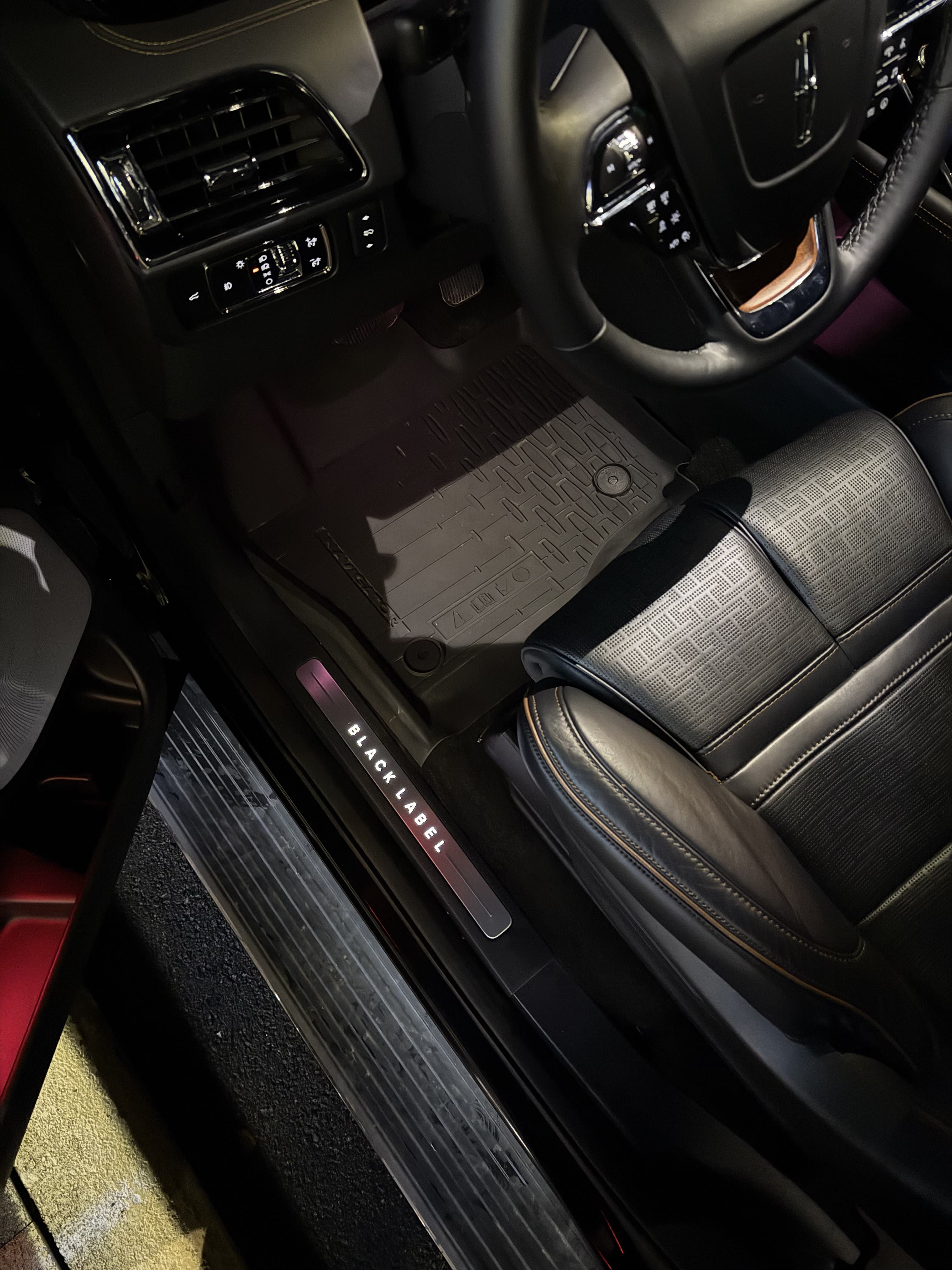 Lincoln Navigator - Thumbnail 13
