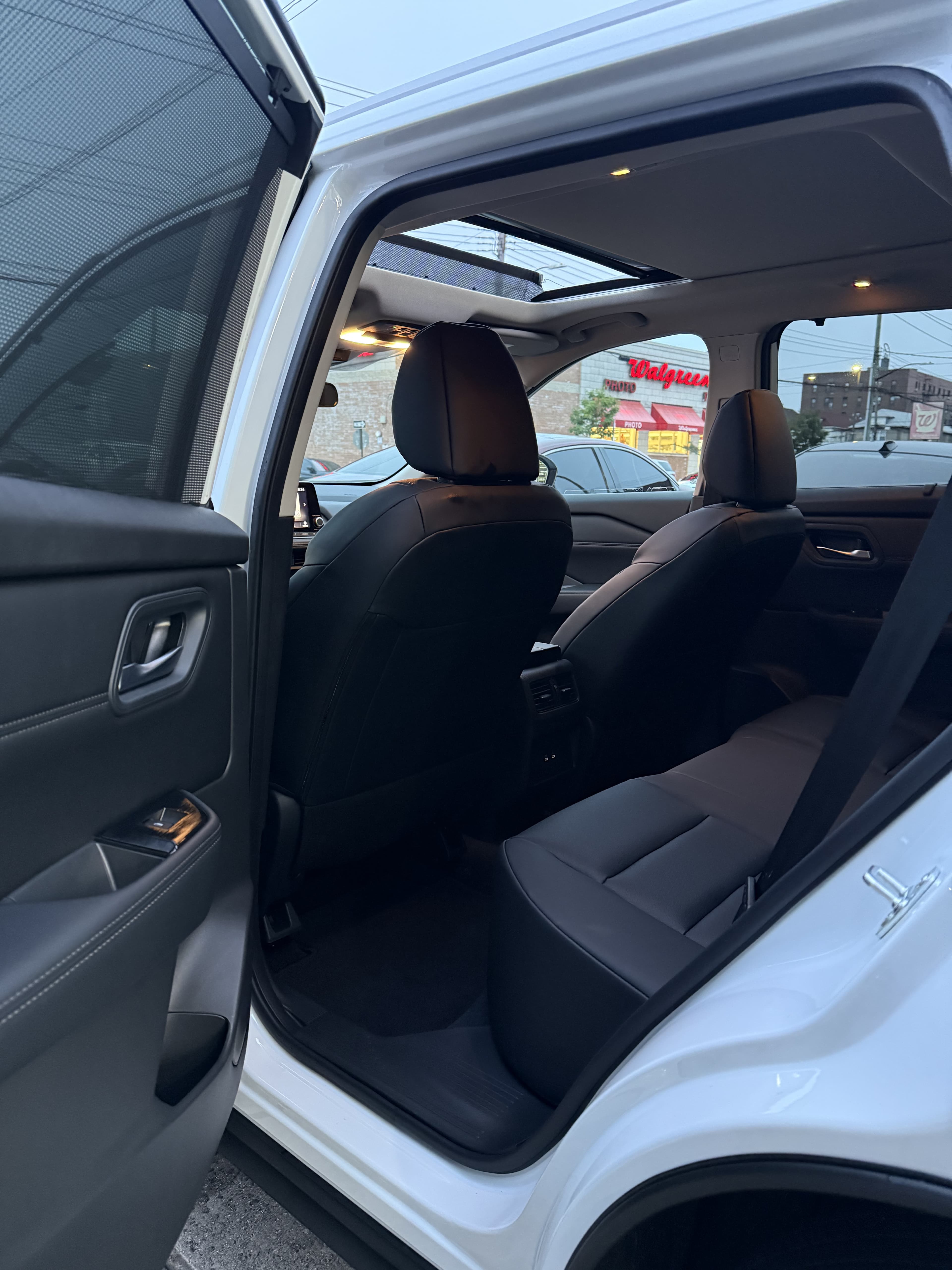 Nissan Rogue SV - Thumbnail 4
