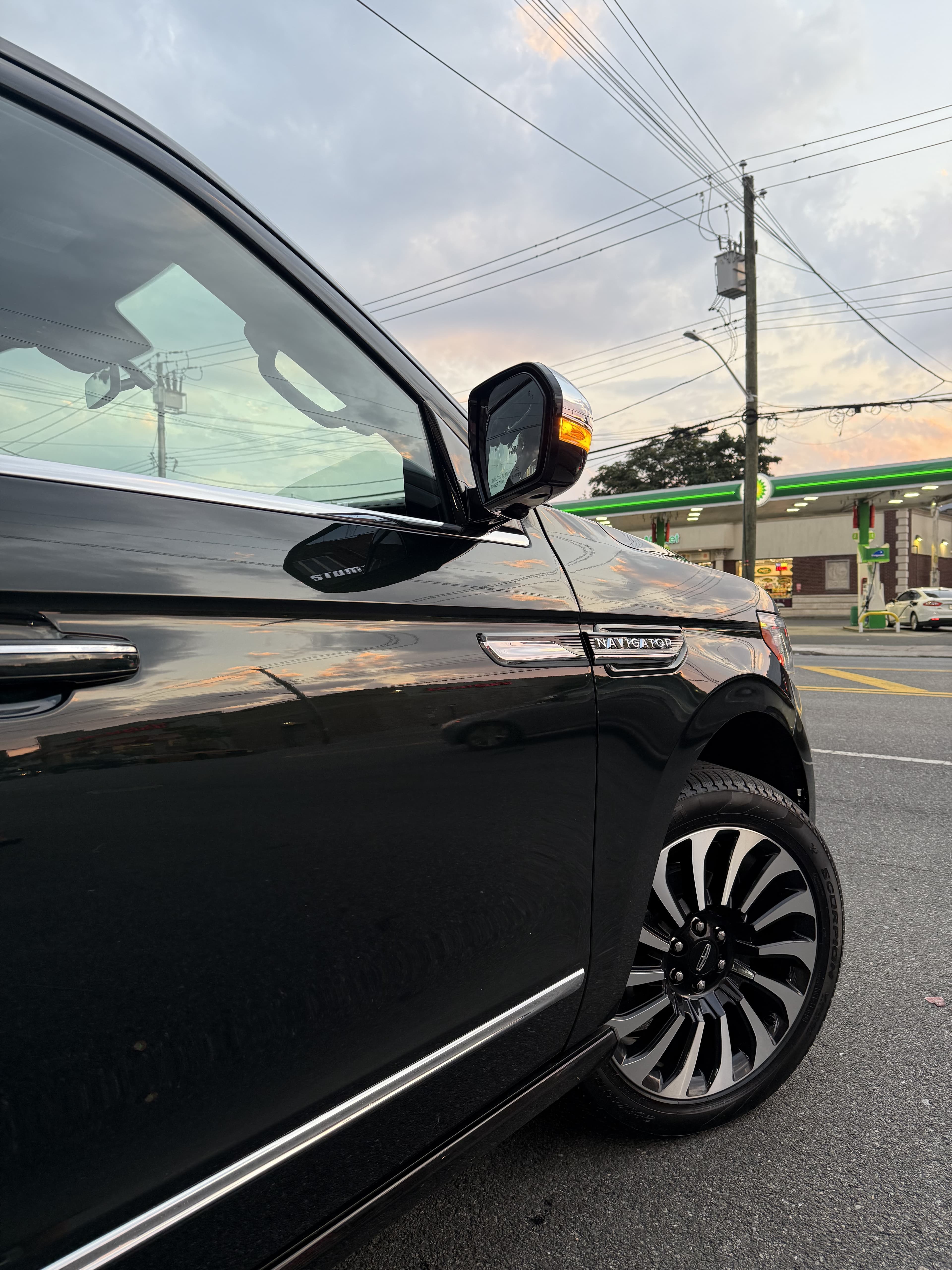 Lincoln Navigator - Thumbnail 7