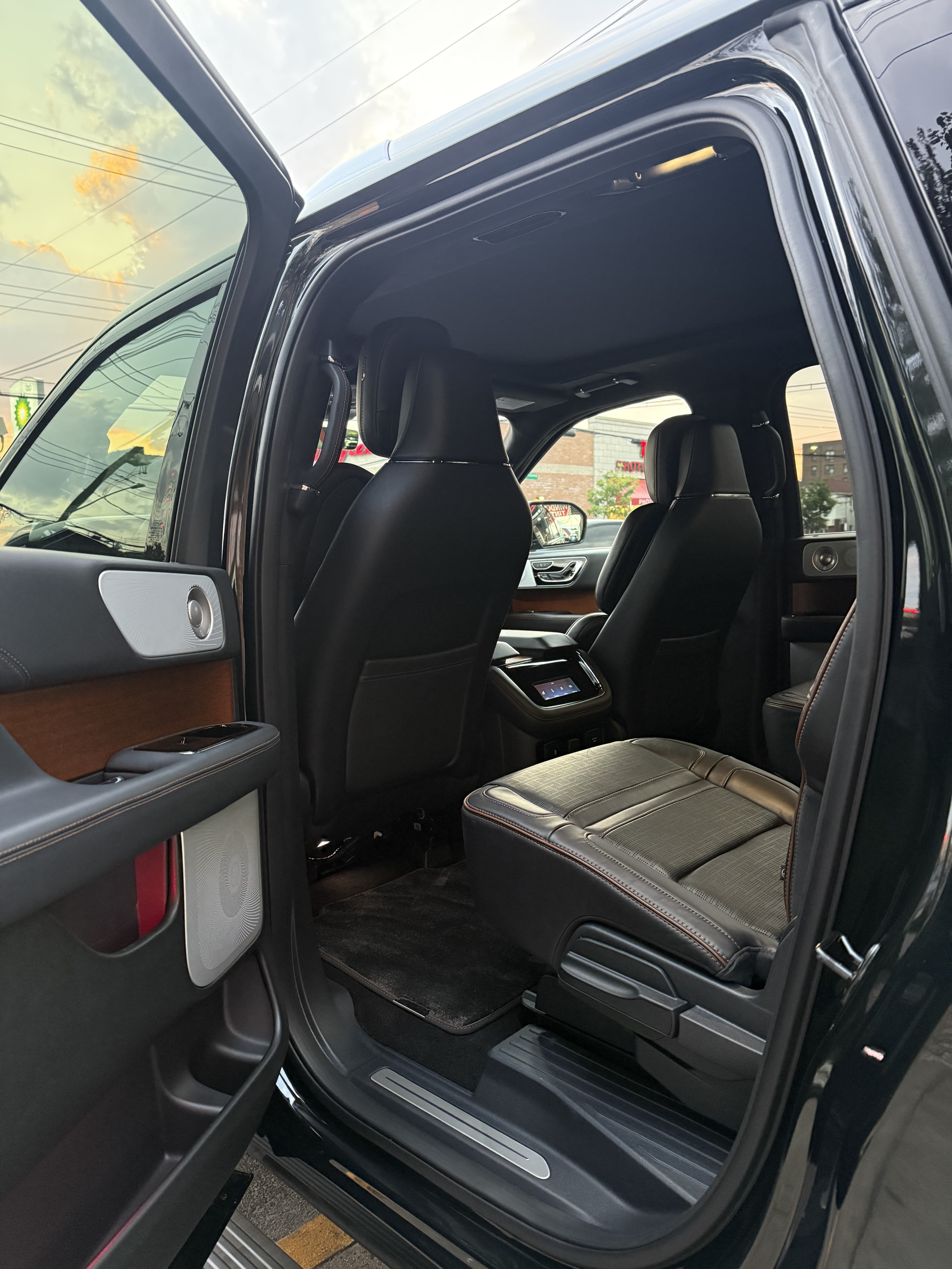 Lincoln Navigator - Thumbnail 8