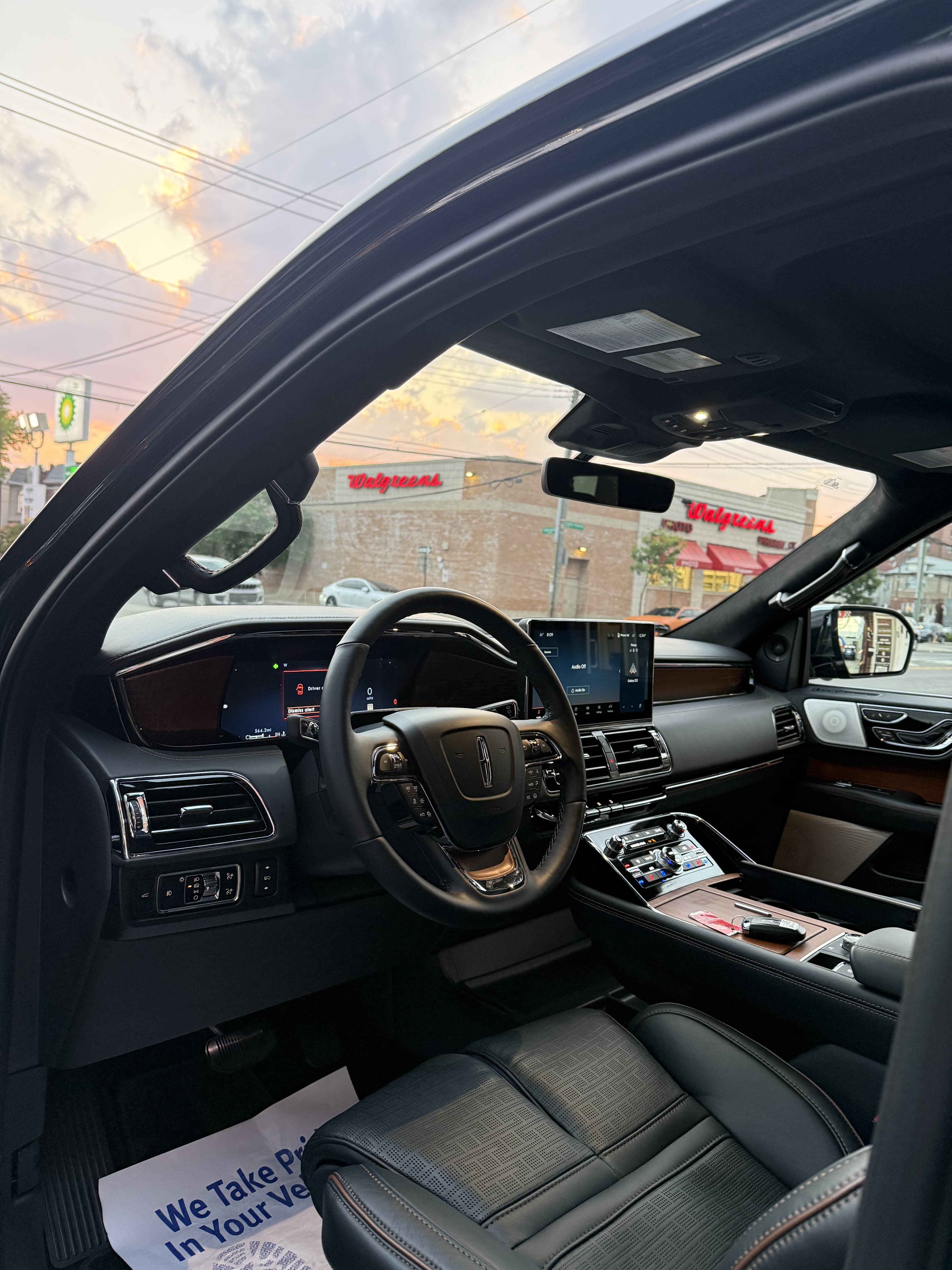 Lincoln Navigator - Thumbnail 9