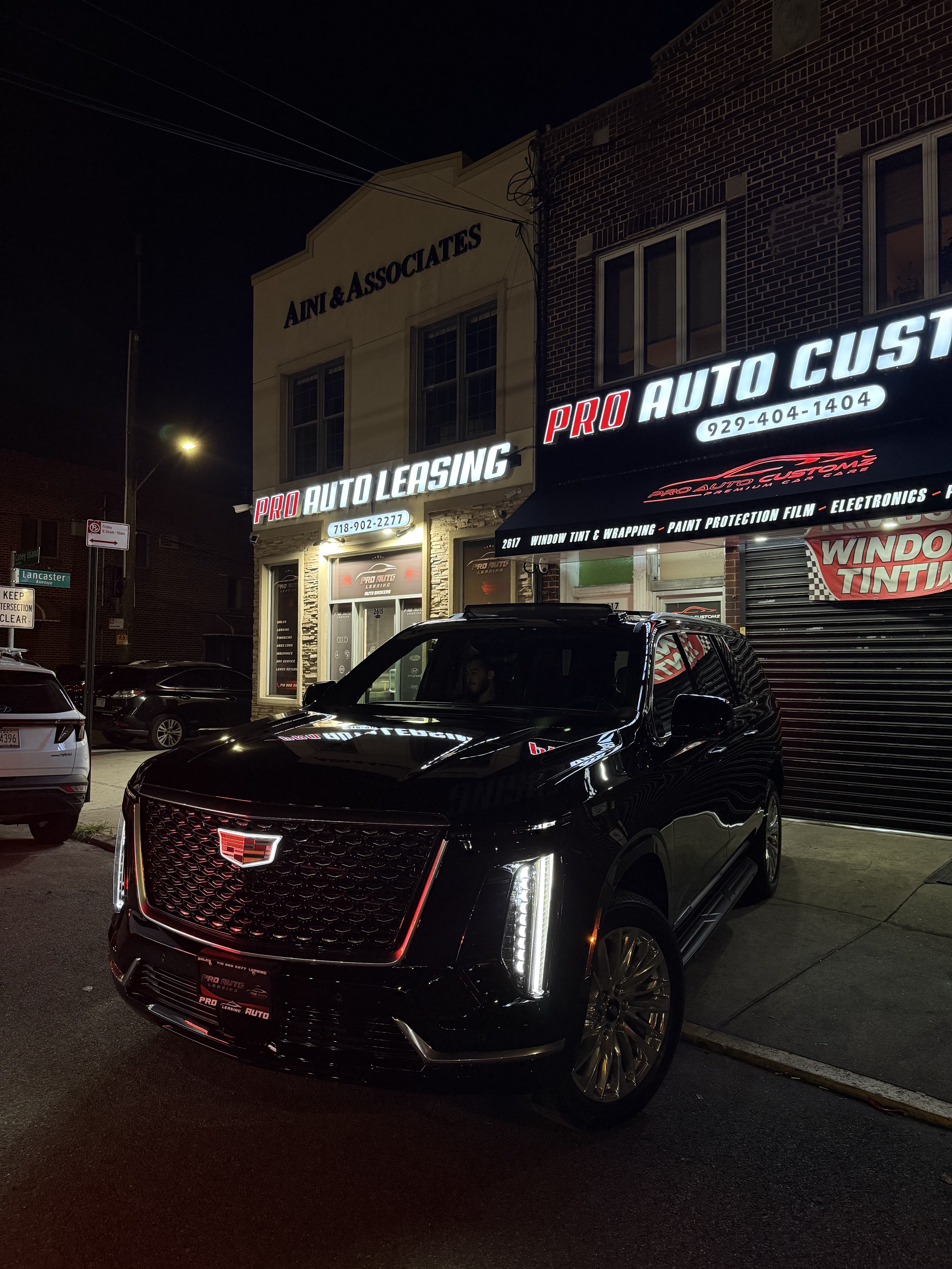 Cadillac Escalade ESV - View 1