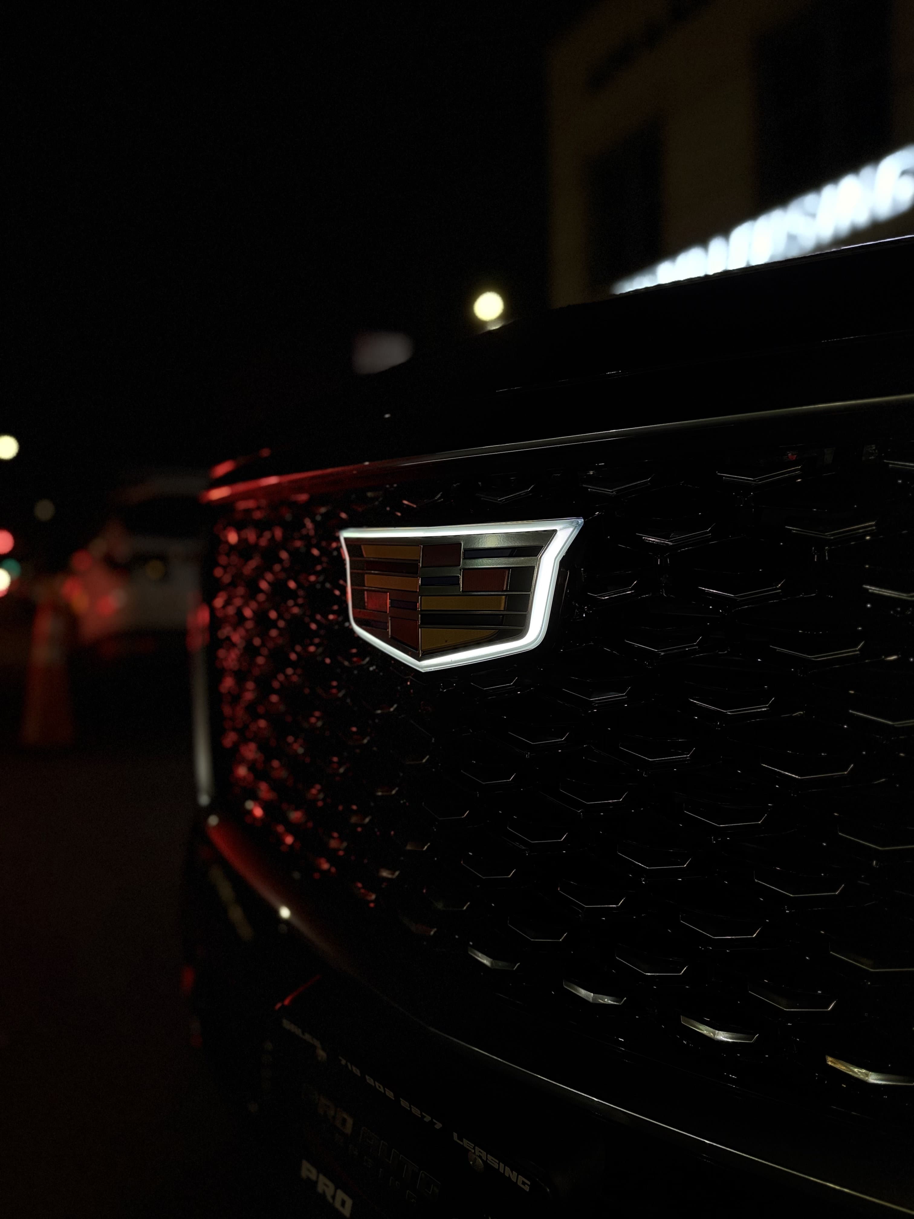 Cadillac Escalade ESV - Thumbnail 2