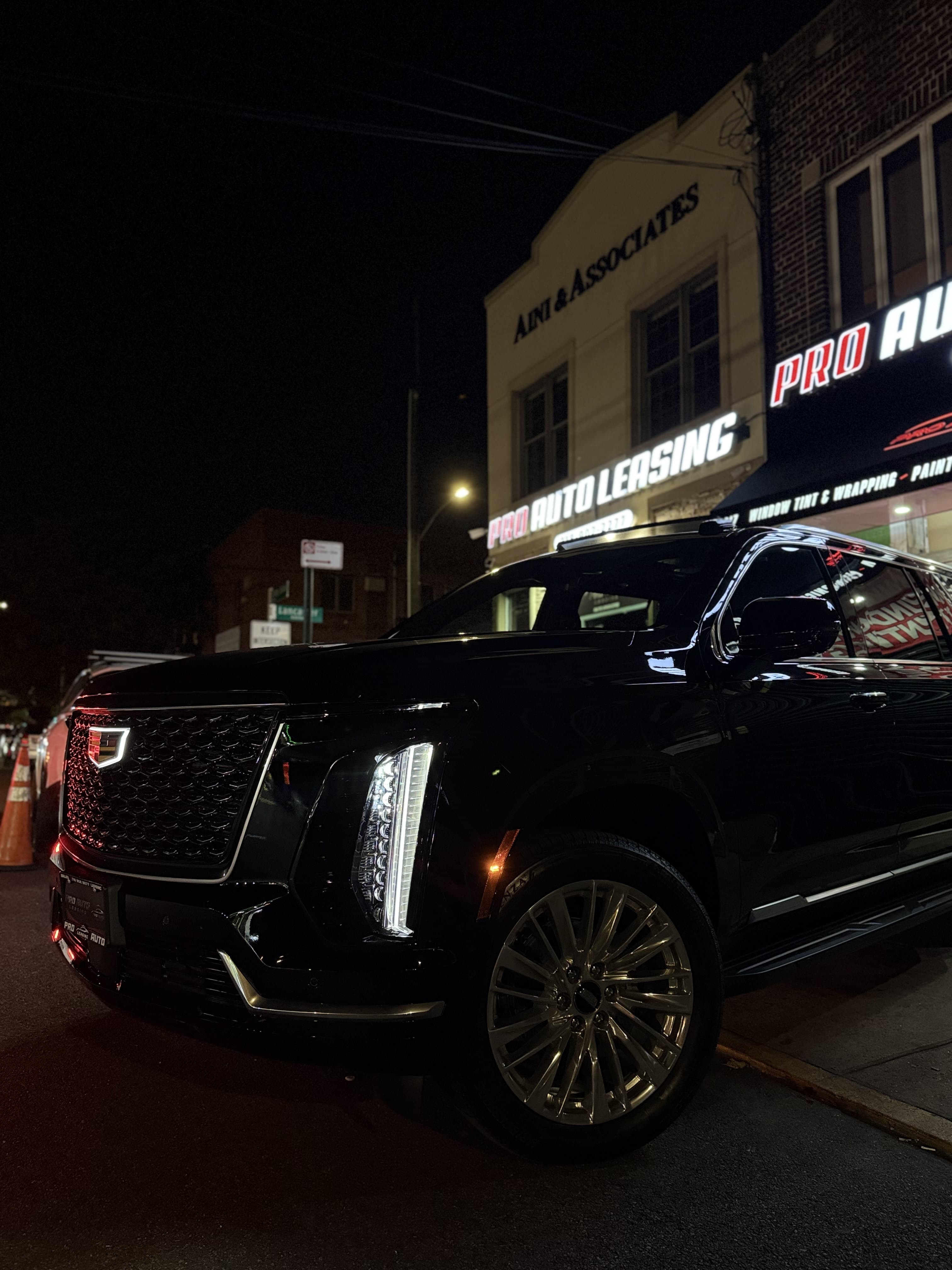 Cadillac Escalade ESV - Thumbnail 3