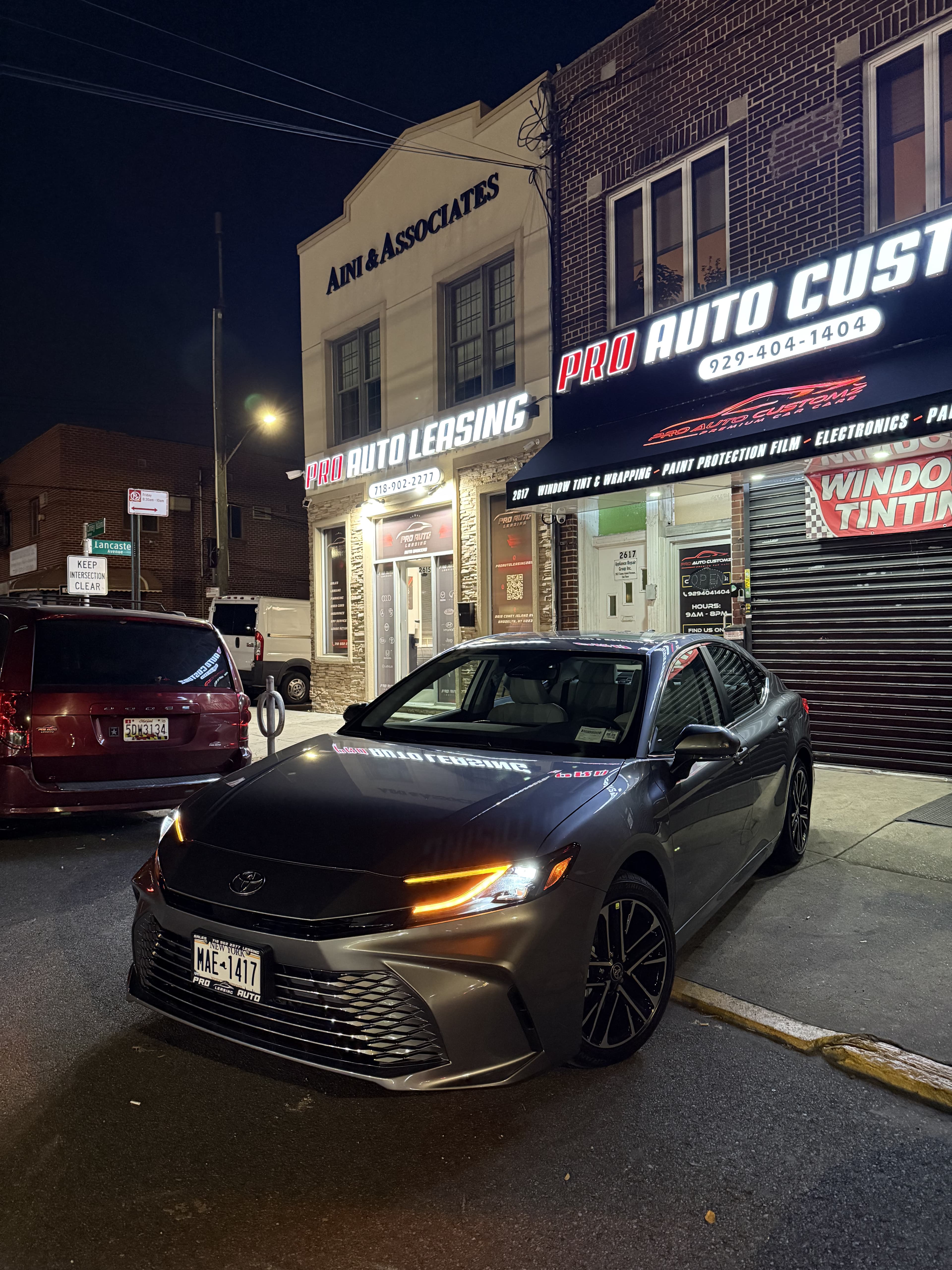 Toyota Camry SE - Thumbnail 11