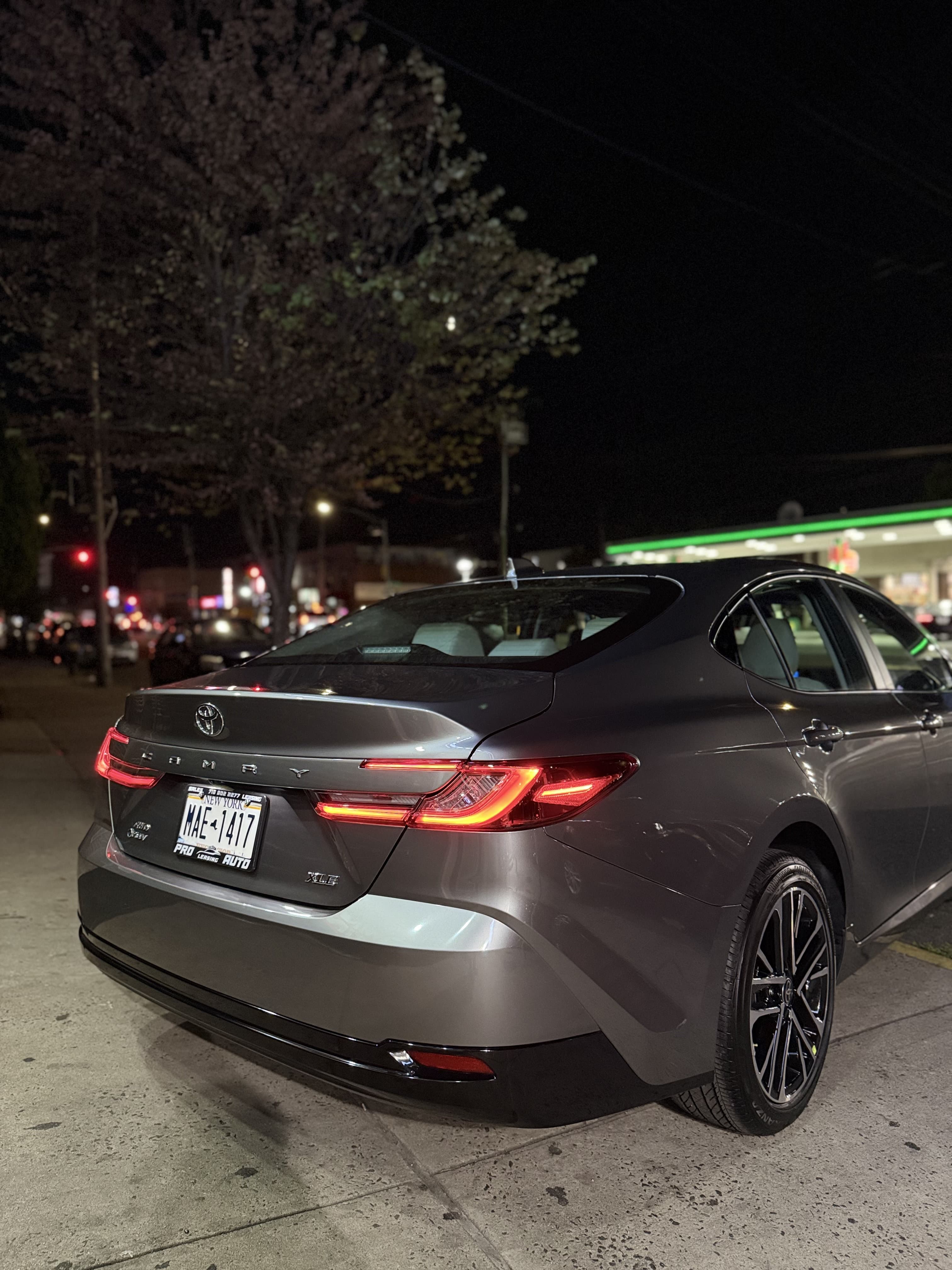 Toyota Camry SE - Thumbnail 15