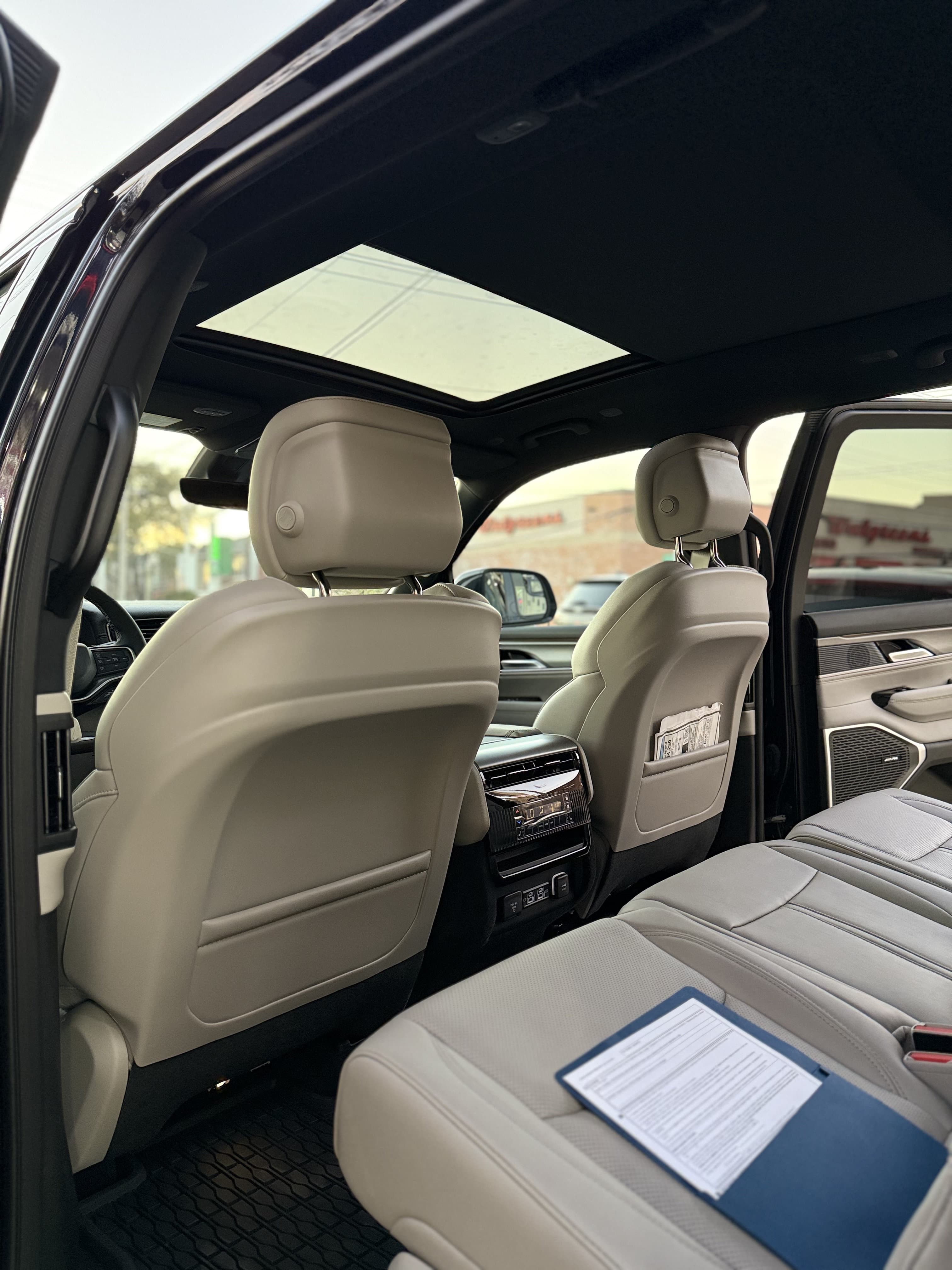 Jeep Grand Wagoneer - Thumbnail 4