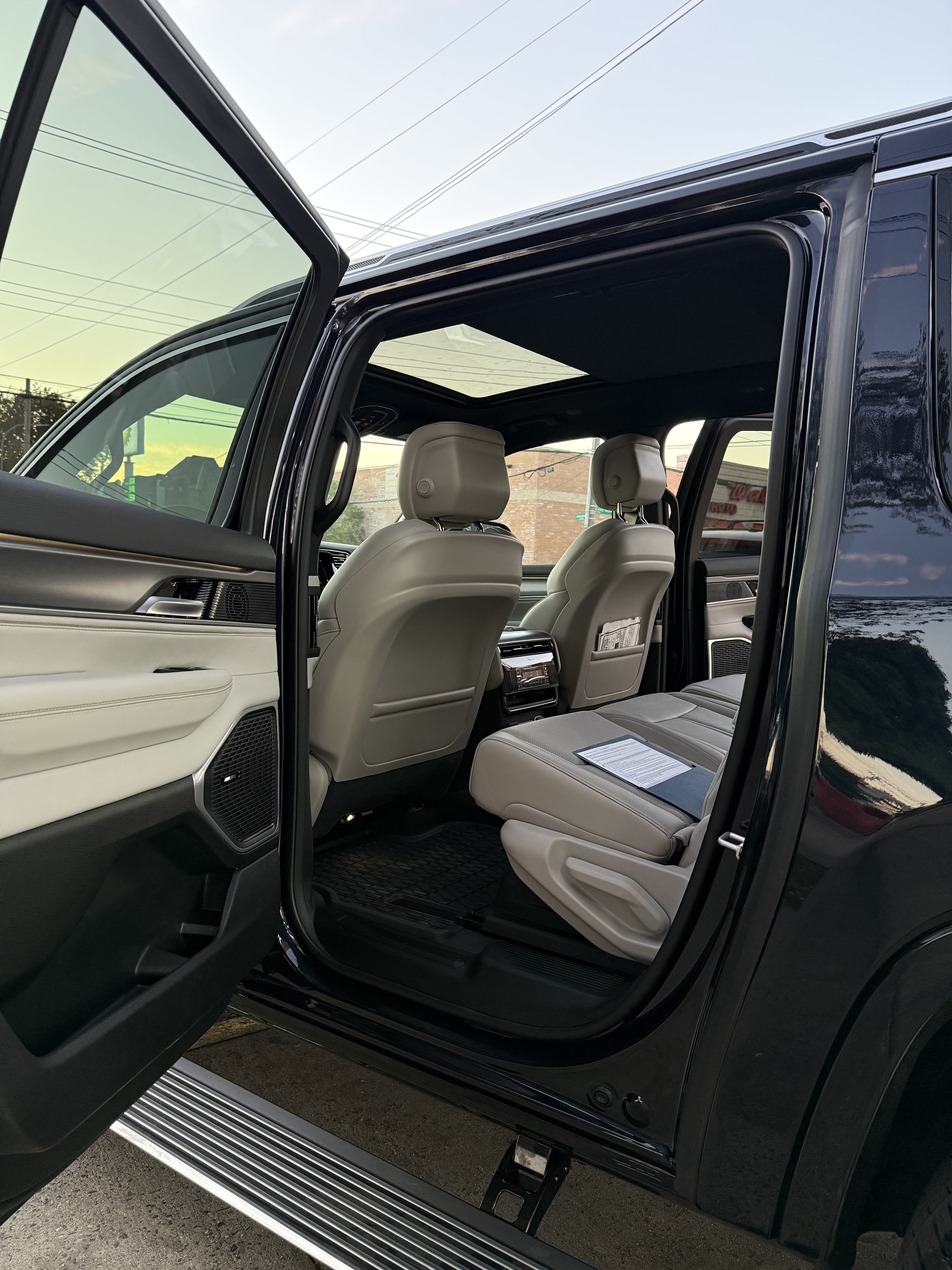 Jeep Grand Wagoneer - Thumbnail 5