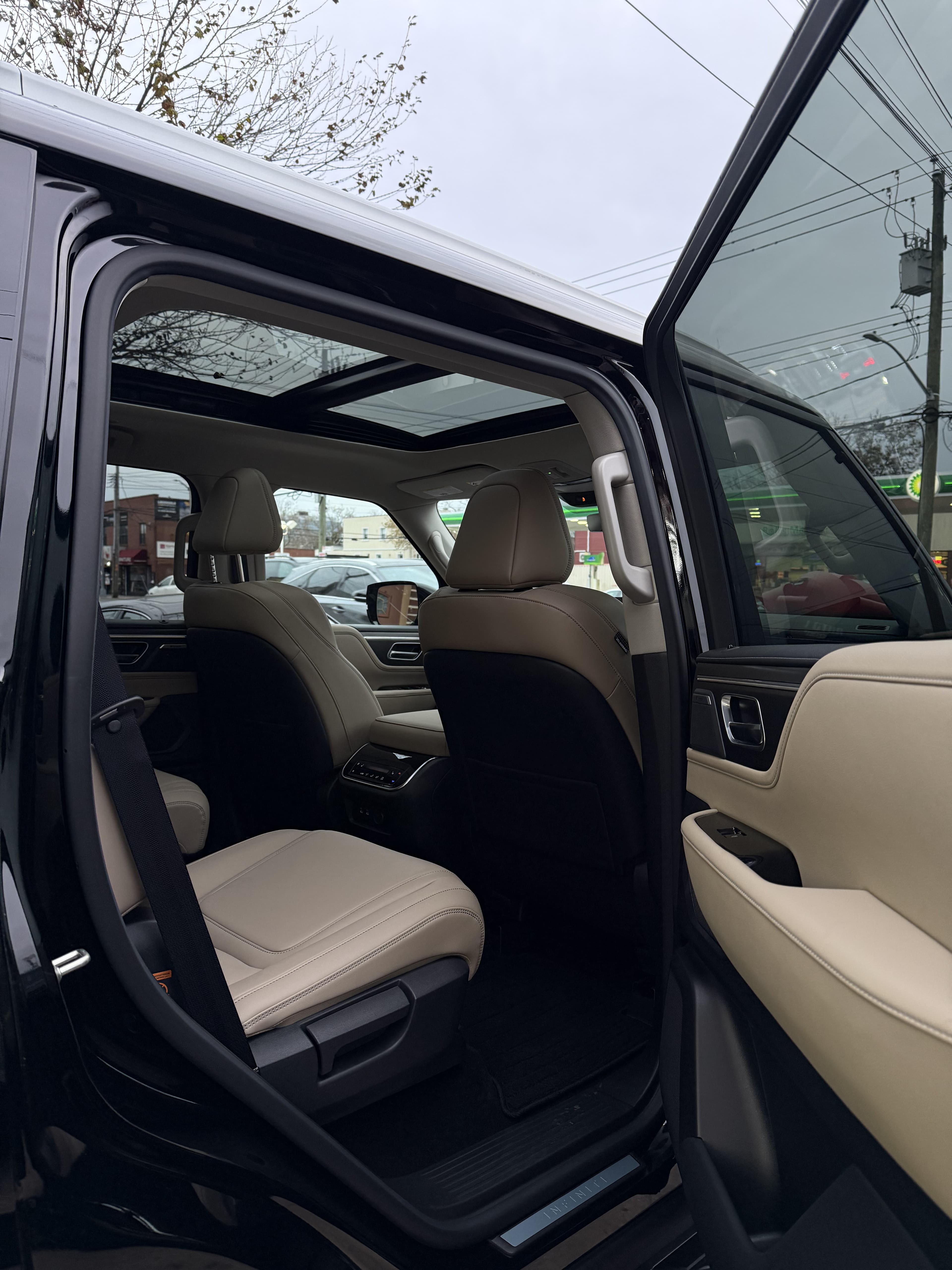 Infiniti QX80 - Thumbnail 17