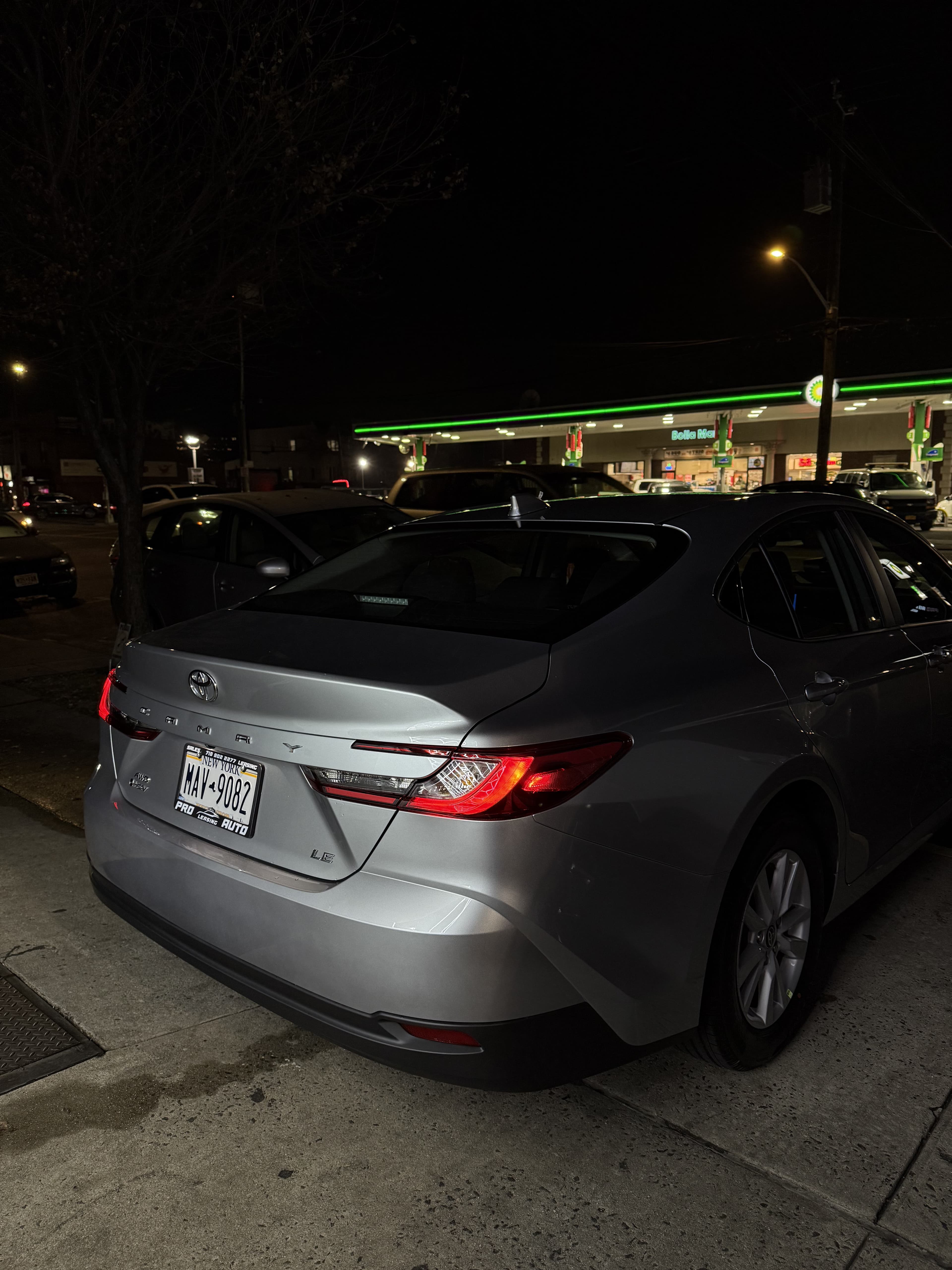 Toyota Camry SE - Thumbnail 10