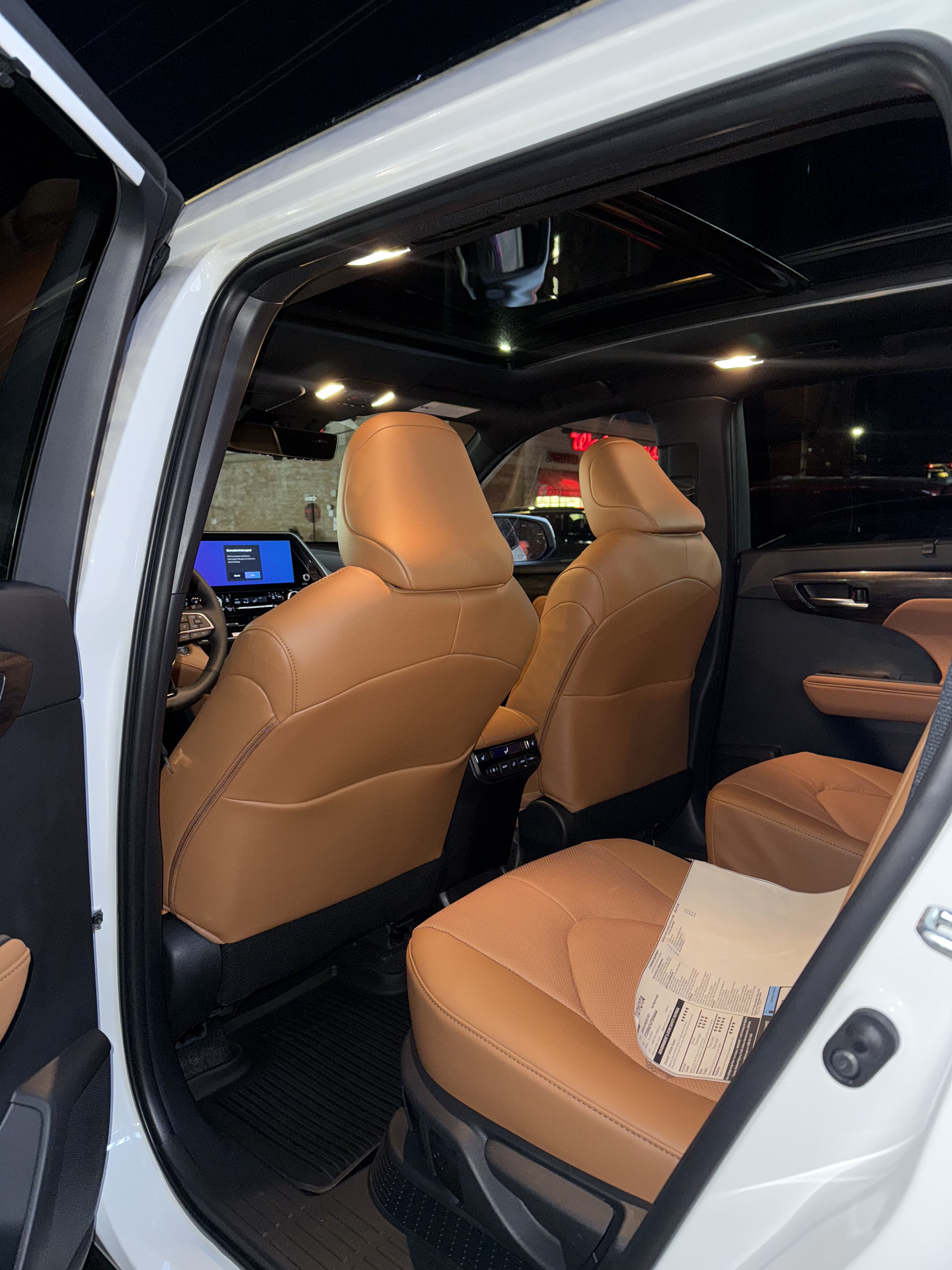 Toyota Highlander XLE - Thumbnail 3
