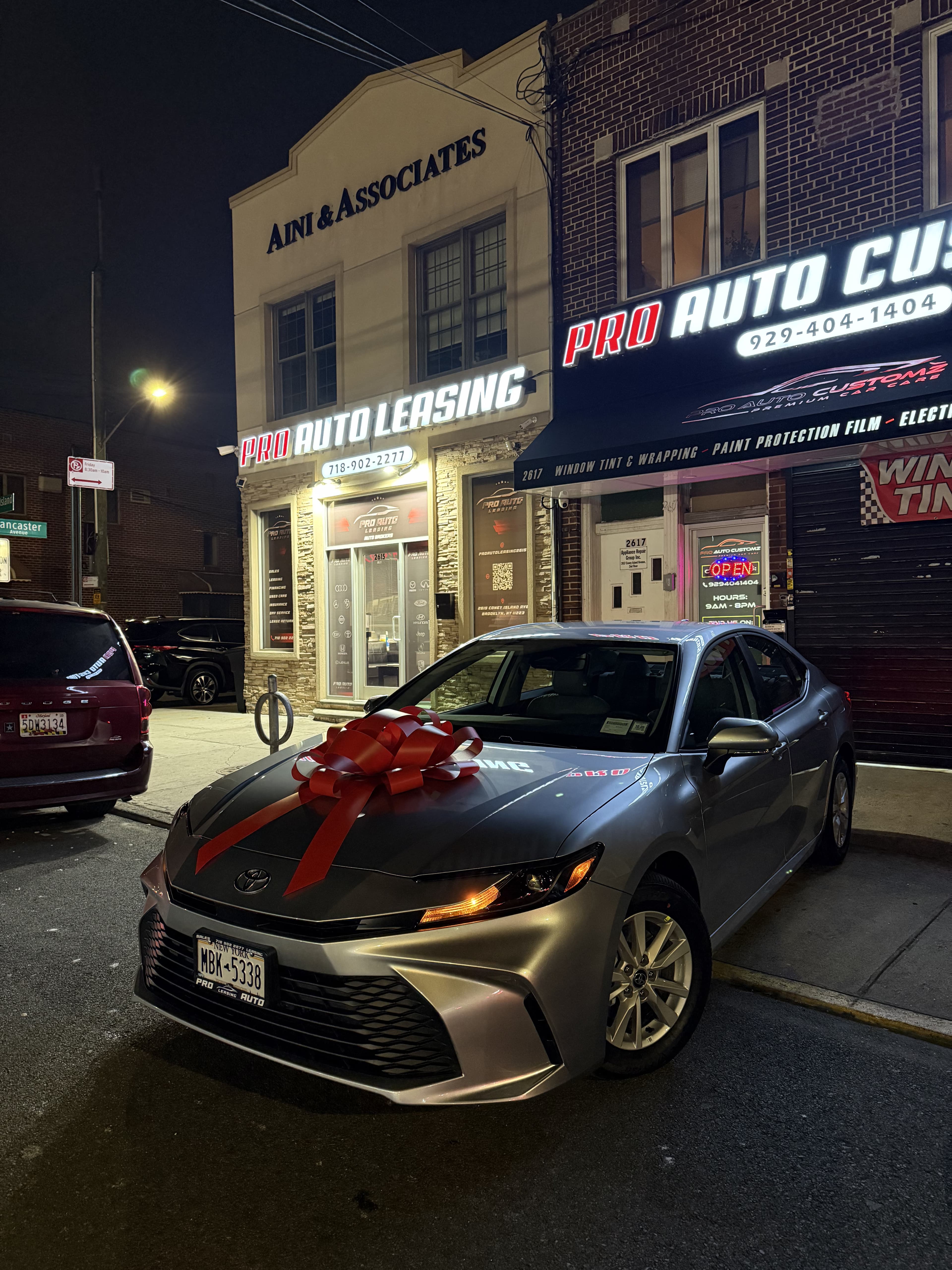 Toyota Camry SE - Thumbnail 4