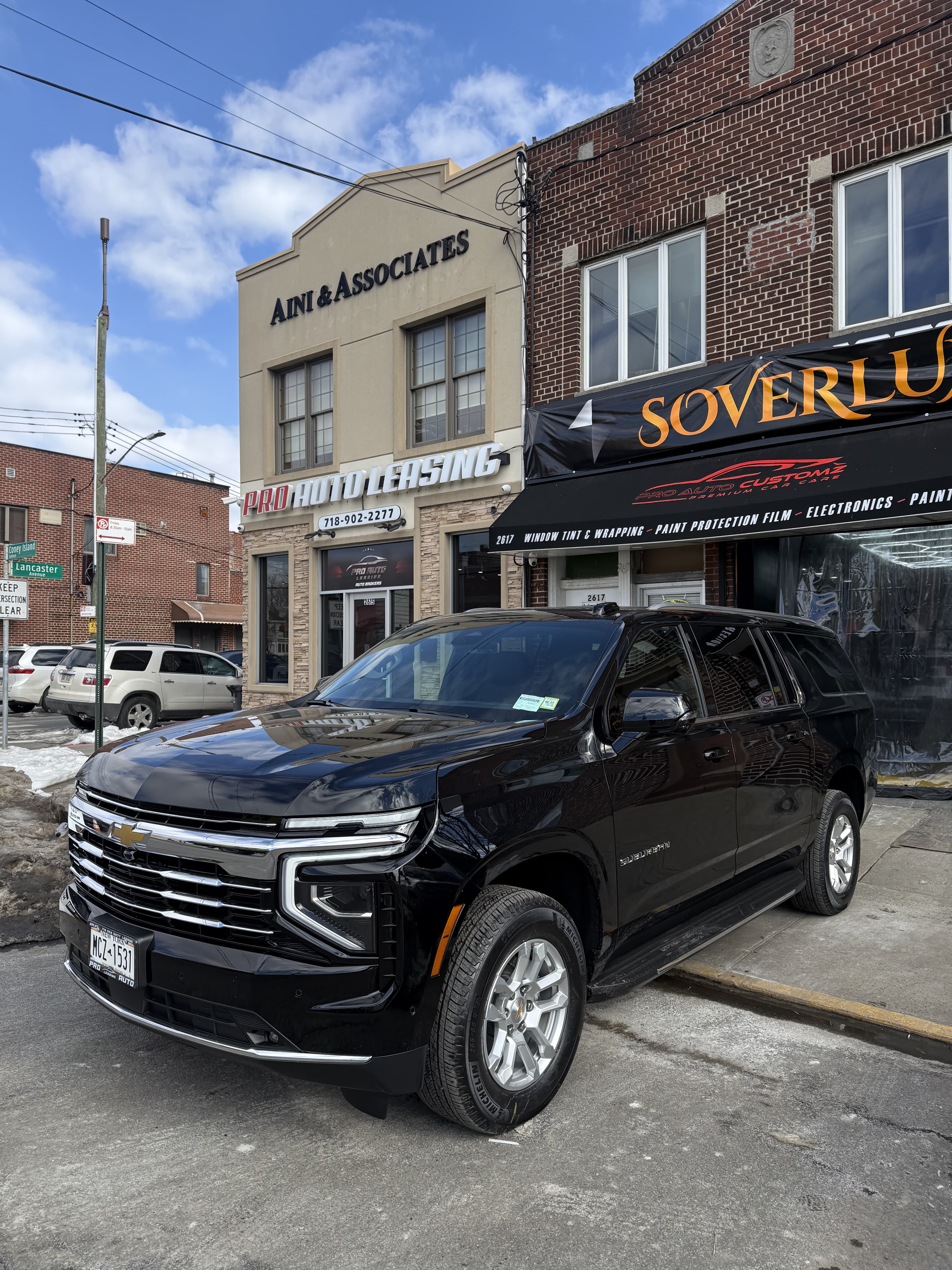 Chevrolet Suburban High Country - Thumbnail 2
