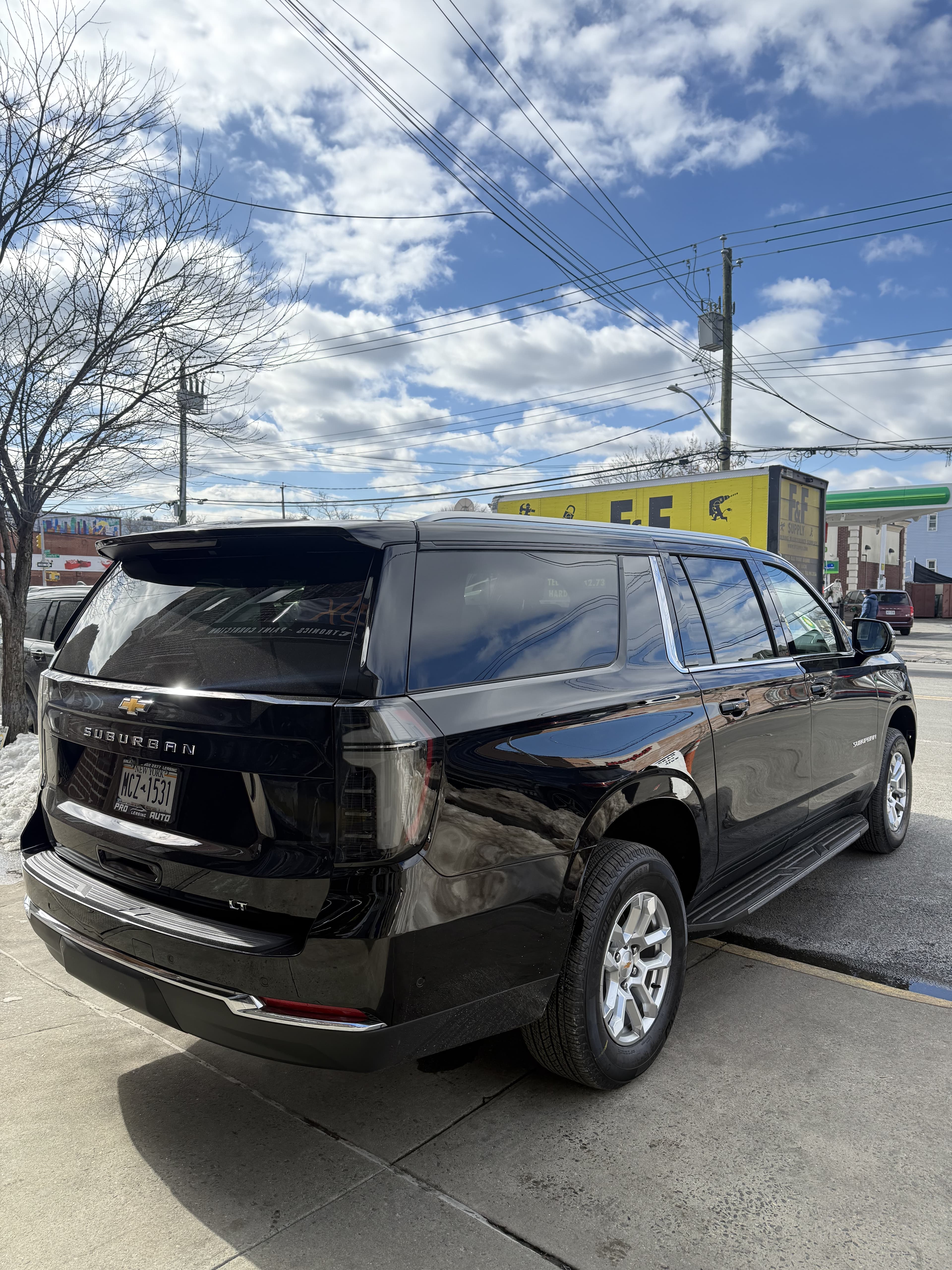 Chevrolet Suburban High Country - Thumbnail 3