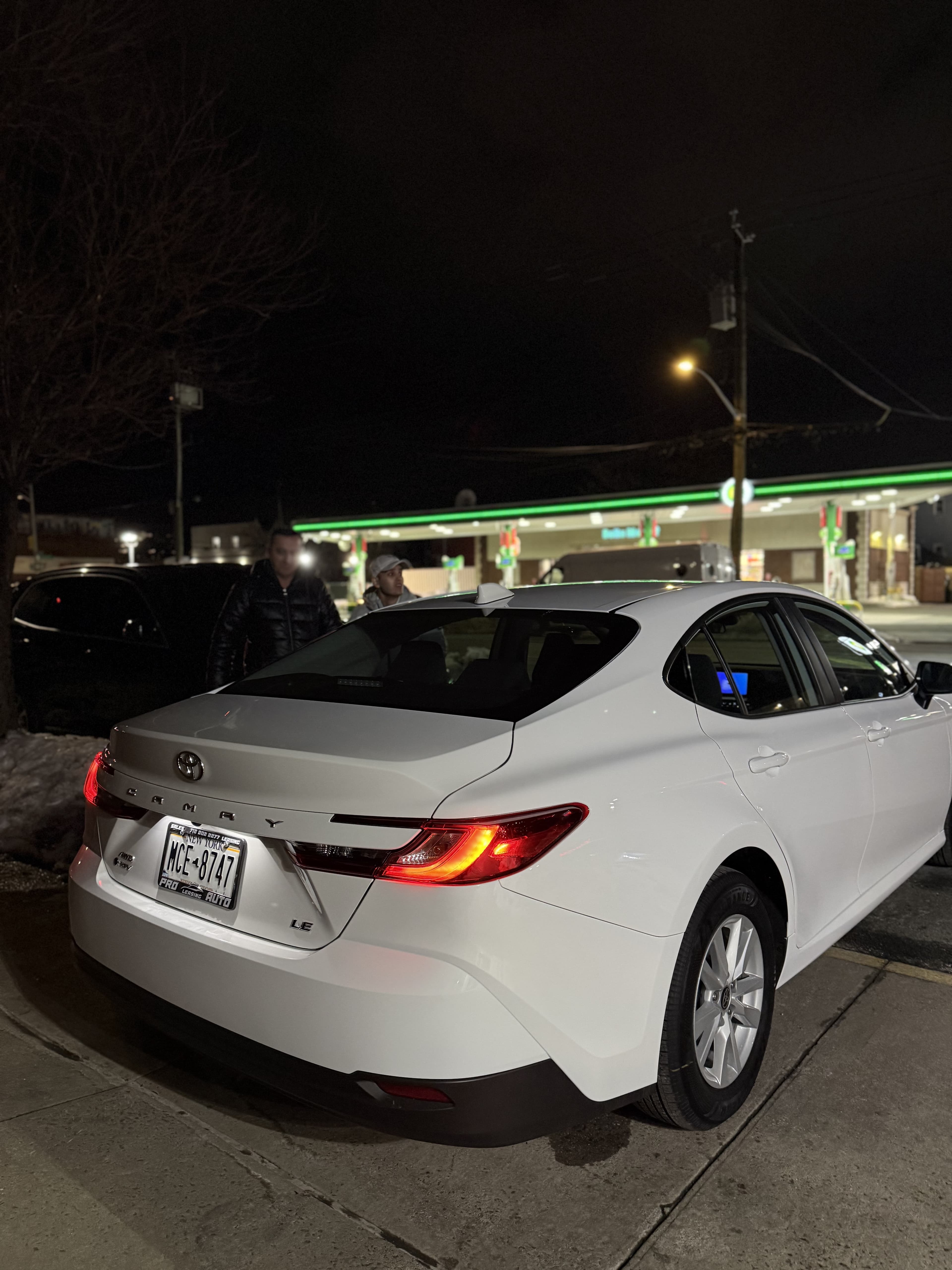 Toyota Camry SE - Thumbnail 2